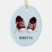 Rood Baby Sneakers Ornament, kerstcadeau Label Keramisch Ornament (Rechts)