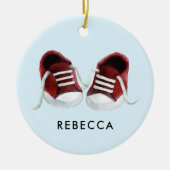 Rood Baby Sneakers Ornament, kerstcadeau Label Keramisch Ornament (Voorkant)