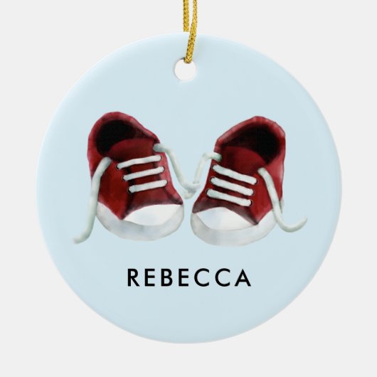 Rood Baby Sneakers Ornament, kerstcadeau Label Keramisch Ornament (Voorkant)