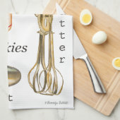 Rood behandeld  keukenbakgereedschap op handdoek. theedoek (Quarter Fold)