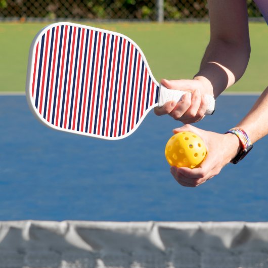 Rood, blauw en wit streepjespatroon pickleball paddle (Insitu)
