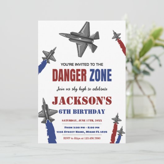 Rood Blauw Grijs Fighter Jet Verjaardag Uitnodigin Kaart (Staand voorkant)