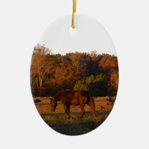 Rood bruin paard, herfst bossen. keramisch ornament