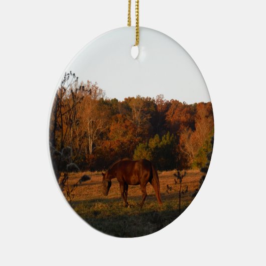 Rood bruin paard, herfst bossen. keramisch ornament (Rechts)