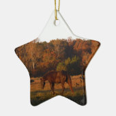 Rood bruin paard, herfst bossen. keramisch ornament (Links)
