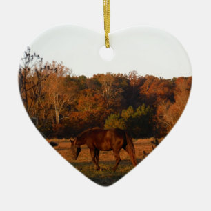 Rood bruin paard, herfst bossen. keramisch ornament