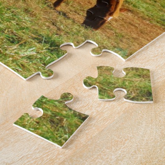 Rood bruin paard in de herfstbomen legpuzzel (Zijkant)