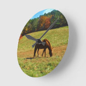 Rood bruin paard in herfstbomen ronde klok (Hoek)