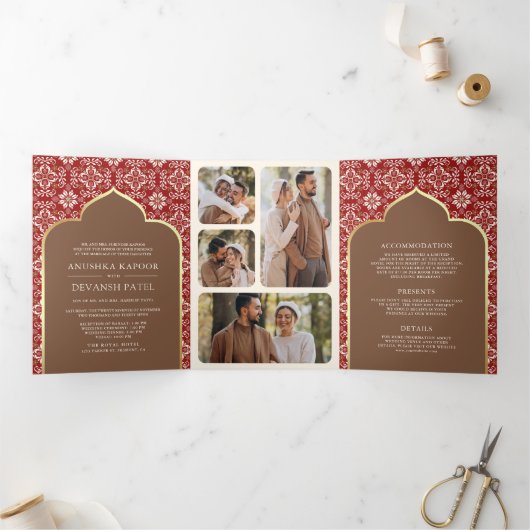 Rood Bruin Patroon Alles In Een Indische Bruiloft Drieluik Uitnodiging (Binnen)