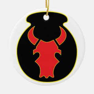 Rood Bull-pleister en crème keramisch versierings Ornament