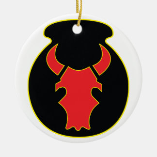 Rood Bull-pleister en crème keramisch versieringsm Ornament