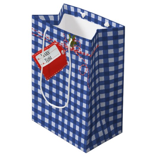 Rood cadeau Label op Gingham Medium Gift Bag Medium Cadeauzakje (Voorkant Gekanteld)
