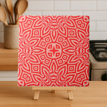 Rood Cream Kaleidoscopisch geometrisch patroon Tegeltje<br><div class="desc">Een prachtig en uniek decoratief ontwerp van keramische tegel met een naadloos mozaïekpatroon in rode en roomtinten.</div>