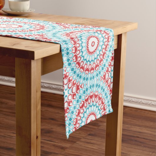 Rood en Aqua Geometrisch Mandala Patroon Medium Tafelloper (Voorbeeld)