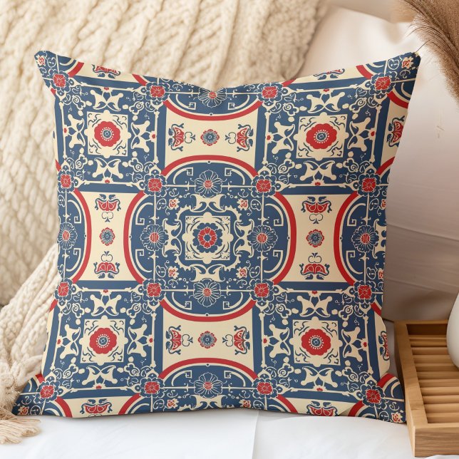 Rood en blauw Chinoiserie Chinees Tegel Patroon Kussen (Red and Blue Chinoiserie Chinese Tile Pattern Throw Pillow in a boho neutral bedroom.)