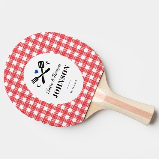 Rood en Blauw Gingham Grill Monogram Bruiloft Tafeltennisbatje (Zijkant)
