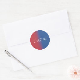 Rood en Blauw Het is Postdag Envelopezegels Ronde Sticker