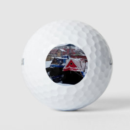 Rood en blauw kanaal boten golfballen