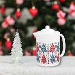 Rood en Blauw Kerstboom Bloemen Noords Patroon Theepot<br><div class="desc">Verhoog uw vakantie thee momenten met onze Fire Engine Red en Navy Blue Scandinavian Christmas Tree Folk Art Theepot. Omarm de schoonheid van de bosrijke volkskunst via dit Scandinavisch geïnspireerde patroon, met elegante kerstbomen in klassieke rode en blauwe tinten. Deze theepot is vervaardigd met nauwgezette aandacht voor detail en straalt...</div>