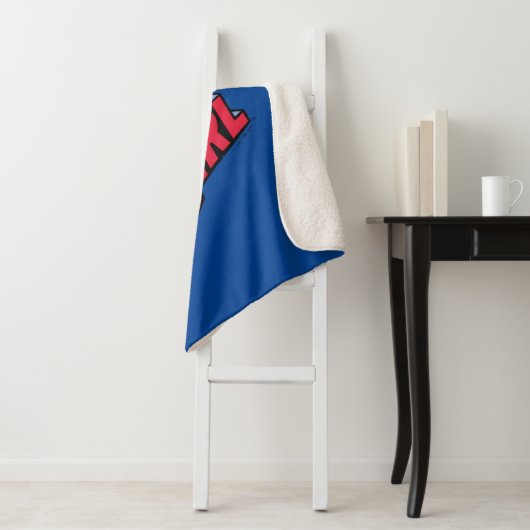 Rood en Blauw Supergirl Gestapelde Naam Logo Sherpa Deken (In situ)
