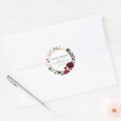 Rood en Blush Pink Floral Weddenschap Bedankt Ronde Sticker (Envelop)