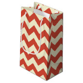 Rood en crème Chevron Zigzag Pattern Gift Bag Klein Cadeauzakje (Achterkant Gekanteld)