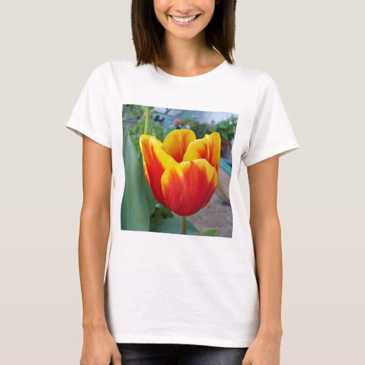 Rood en geel Tulp floral Garden Foto T-shirt (Voorkant)