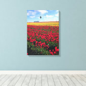 Rood en geel Tulpveld met luchtballon Canvas Afdruk (Insitu (Houten vloer))