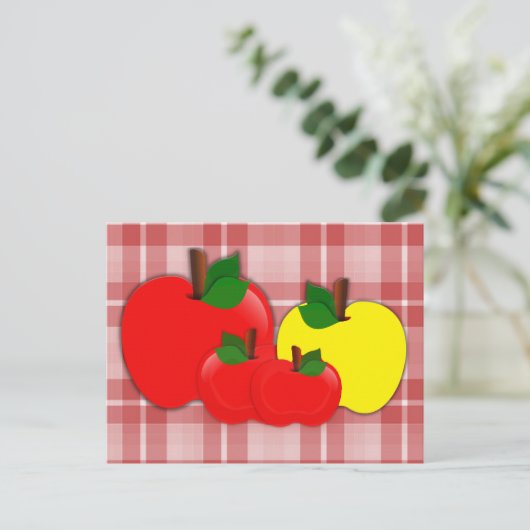 Rood- en gele appels op rode schaal briefkaart (Staand voorkant)