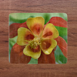 Rood- en gele bicolorColumbinebloemen Snijplank