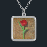 Rood- en gele Tulp Zilver Vergulden Ketting<br><div class="desc">Spring Red en Yellow Tulip,  tegen een bruine rots bij het Arrowimeer. Foto van Sandy Closs. Pasen,  bloemen,  rode bloemen,  Lente,  valentijn,  valentijnen,  bruiloft,  bruiloften,  Valentijns</div>