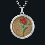 Rood- en gele Tulp Zilver Vergulden Ketting<br><div class="desc">Spring Red en Yellow Tulip,  tegen een bruine rots bij het Arrowimeer. Foto van Sandy Closs. Pasen,  bloemen,  rode bloemen,  Lente,  valentijn,  valentijnen,  bruiloft,  bruiloften,  Valentijns</div>