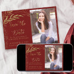 Rood en Gold Leaf met kalligrafie en foto's Save The Date<br><div class="desc">Elegant Gold Leaf en Red Save the Date met uw eigen foto en handgeschreven kalligrafie. De sjabloon is ingesteld voor het uploaden van een afbeelding van de kwekerij en het personaliseren van uw feestdatum. Het ontwerp bestaat uit dunne bladeren en massief goudblad met confetti. Blader door mijn winkel of stuur...</div>