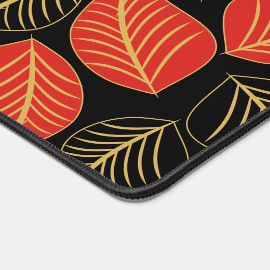 Rood en goud breed blad patroon op zwart bureaumat (Hoek)