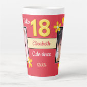 Rood en goud met naam 18e verjaardagsfoto latte mok (Voorkant)