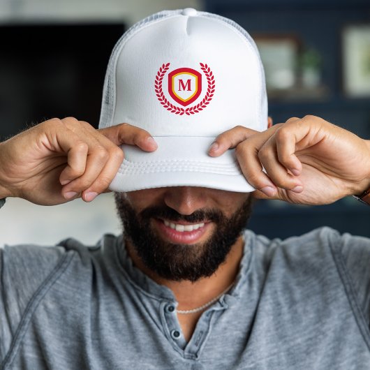 Rood en Goud Monogram Logo Crest Trucker Pet