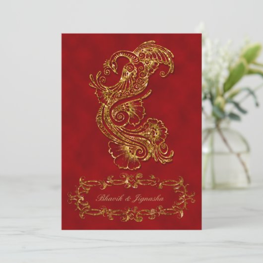 Rood en Goud Peacock Indiase bruiloft uitnodiging (Staand voorkant)