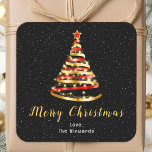 Rood en gouden lint — Merry kerst Vierkante Sticker<br><div class="desc">Deze elegante en chique vakantie sticker kan worden gepersonaliseerd met uw familienaam. Het ontwerp is voorzien van een rode en gouden lint kerstboom met een ster topper. De tekst combineert handgeschreven script en moderne schreefloze lettertypen voor een stijlvolle en verfijnde look. De vallende sneeuw, sneeuwvlokken en schitteringen geven een feestelijke...</div>