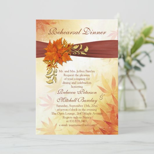 Rood- en goudherfstblad Rehearsal Dinner Invite Kaart (Staand voorkant)