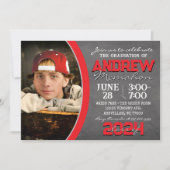 Rood en Grijs Chalkboard Afstuderen Invitation Kaart (Voorkant)