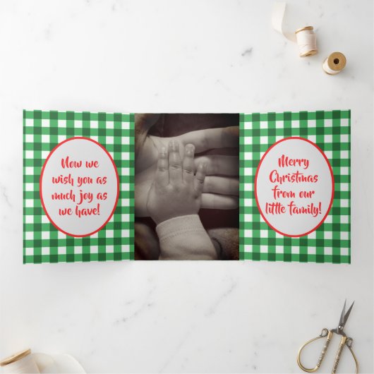 Rood en groen Gingham Foto baby's eerste Kerstmis Drieluik Wenskaart (Binnen)