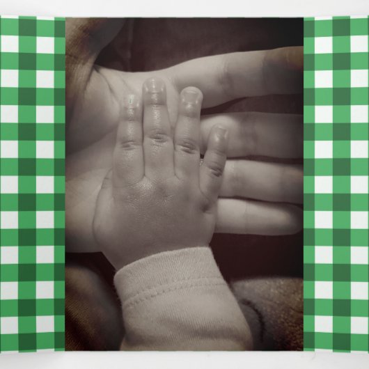 Rood en groen Gingham Foto baby's eerste Kerstmis Drieluik Wenskaart (Binnenkant midden)