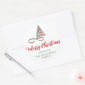 Rood en groen lint boom vrolijk kerstscript ronde sticker (Envelop)