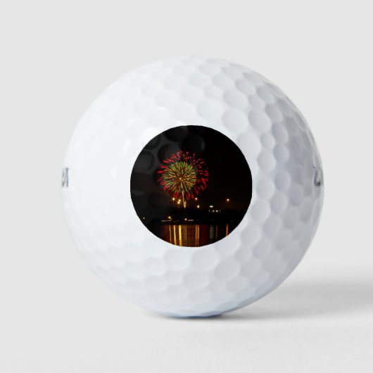 rood en groen vuurwerk ontploft over Mississippi Golfballen (Voorkant)
