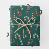 Rood- en groene snoepsuikerriet, gecoördineerd met inpakpapier vel (In situ)