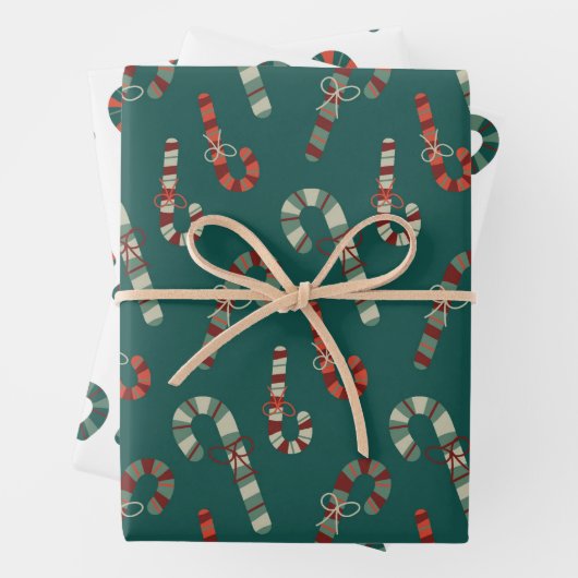 Rood- en groene snoepsuikerriet, gecoördineerd met inpakpapier vel (In situ)