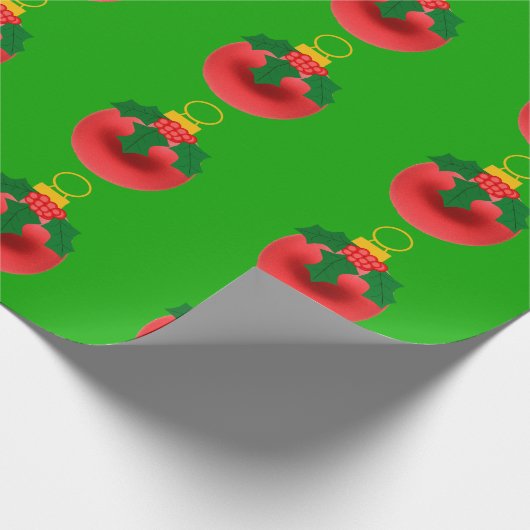 Rood en Holly Ornament op groen inpakpapier (Hoek)
