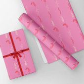 Rood en ivoor bloemmotief in roze inpakpapier vel