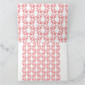 Rood en roze inpakpapier met een herhalende kaart (Binnen)