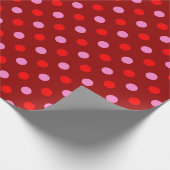 Rood en Roze op Maroon Stippen Design Cadeaupapier (Hoek)